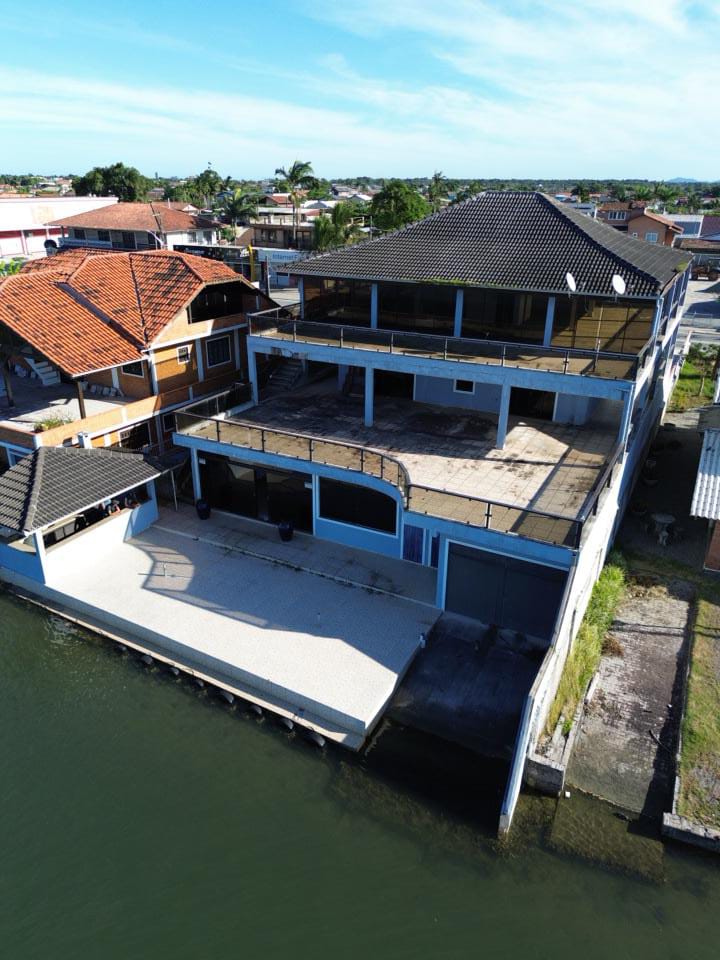 Casa de alto padrão, fundos para à lagoa!