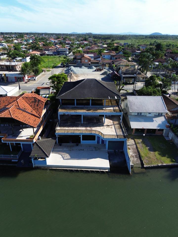 Casa de alto padrão, fundos para à lagoa!