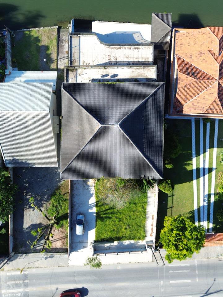 Casa de alto padrão, fundos para à lagoa!