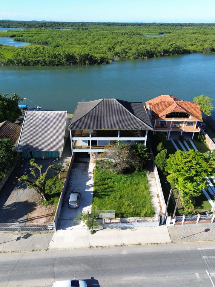 Casa de alto padrão, fundos para à lagoa!