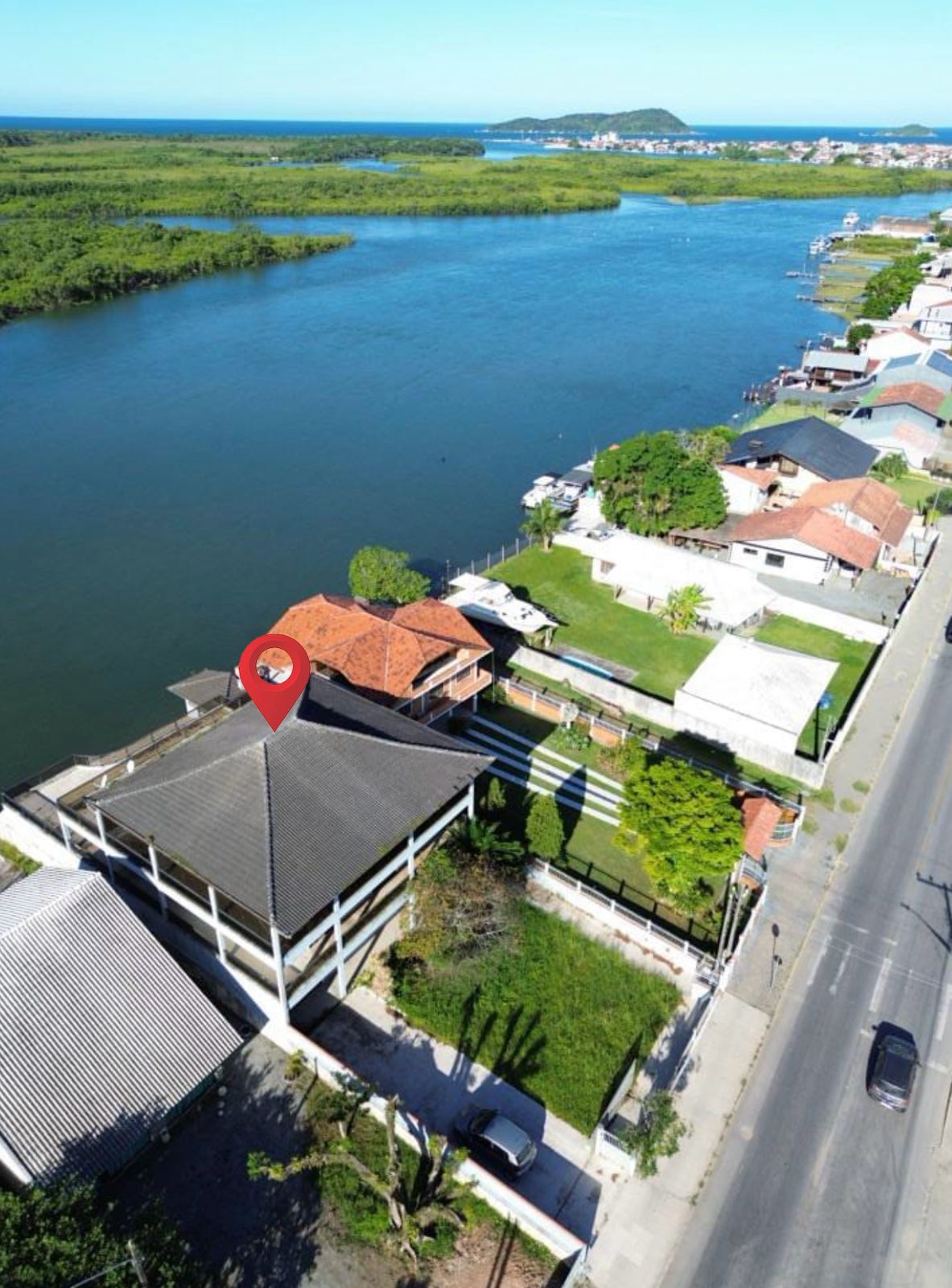 Casa de alto padrão, fundos para à lagoa!