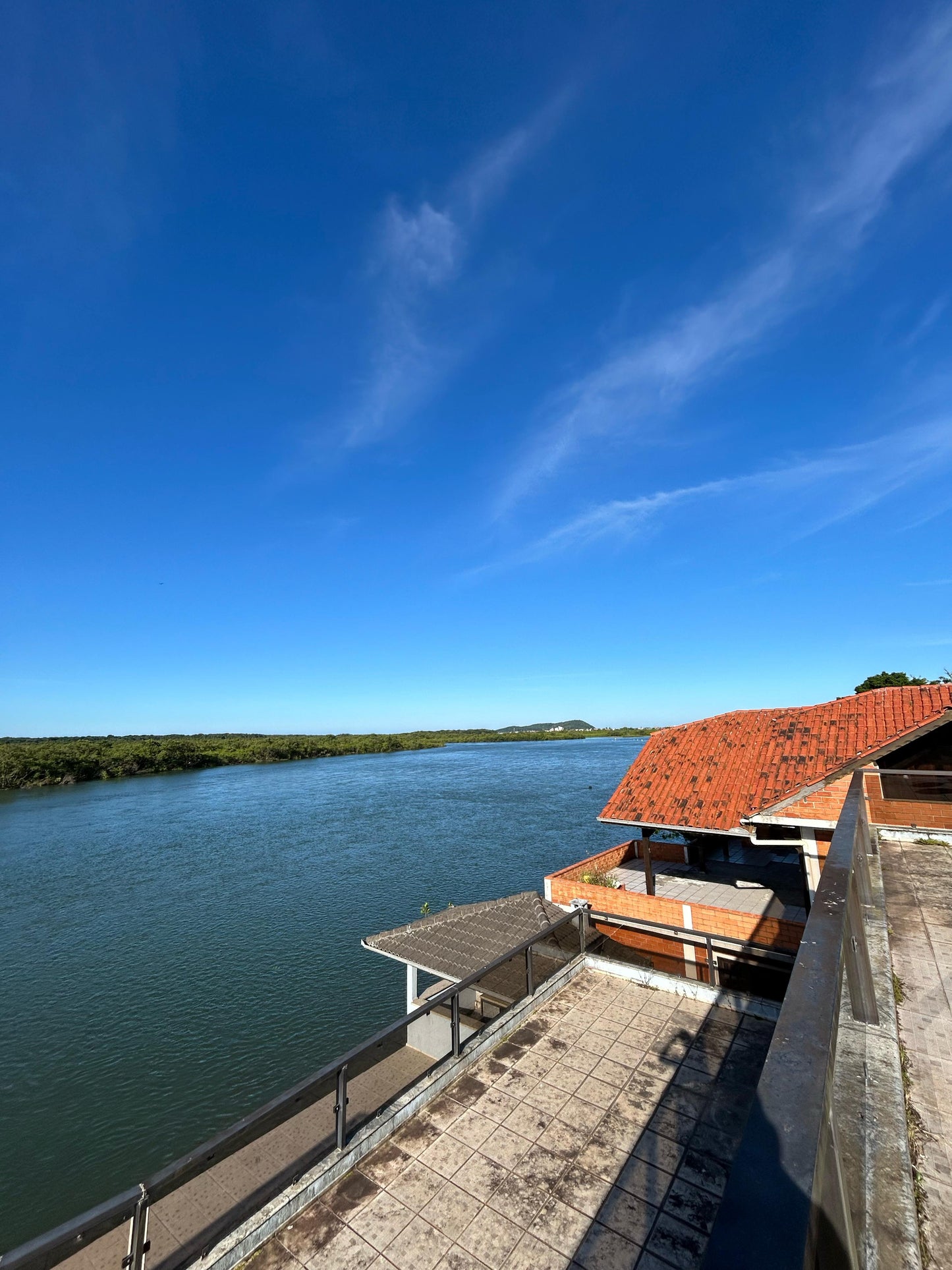 Casa de alto padrão, fundos para à lagoa!